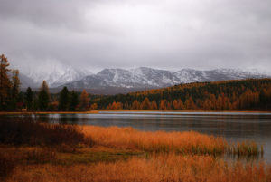 Озеро Киделю в сентябре, осень в Горном Алтае