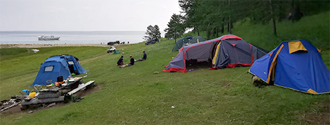 Палаточный лагерь на берегу Алтая